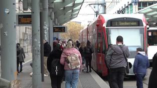 Reisende stehen an der Saarbahn-Haltestelle am Hauptbahnhof in Saarbrücken (Foto: SR)