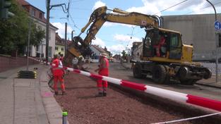 Bagger gräbt bei Saarbahnstrecke (Foto: SR)