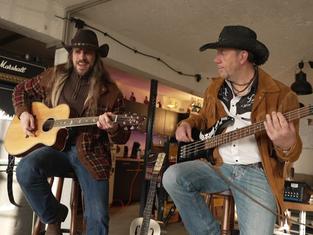 Zwei Musiker mit Gitarren im Studio (Foto: SR)