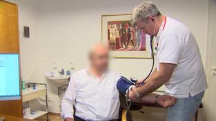 Ein Arzt untersucht einen Patienten (Foto: SR)