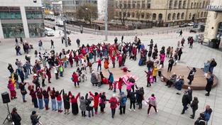 "One Billion Rising": Flashmob in Saarbrücken macht auf Gewalt gegen Frauen aufmerksam (Foto: SR)