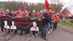 Saarstahl-Beschäftigte in Völklingen demonstrieren (Foto: SR)