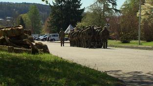 Eine Gruppe Soldaten laufen in Formation auf einem Weg (Foto: SR)