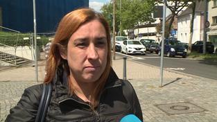 Eine Frau wird auf der Straße interviewt (Foto: SR)