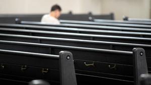 Ein Gläubiger sitzt allein zwischen leeren Kirchenbänken (Foto: picture alliance/dpa | Franziska Kraufmann)