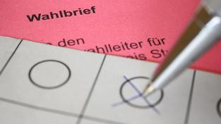 Jemand kreuzt mit dem Kugelschreiber eine Stimme auf dem Wahlzettel an (Foto: picture alliance/dpa | Sebastian Gollnow)