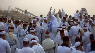 Mitglieder der samaritanischen Gemeinschaft beten bei Sonnenaufgang im Rahmen des Schawuoth-Feiertags auf dem Berg Gerizim (Foto: picture alliance/dpa/APA Images via ZUMA Wire | Shadi Jarar'ah)