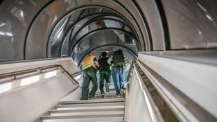 Polizeibeamte begleiten einen Afghanen für eine Abschiebung in ein Flugzeug (Foto: picture alliance/dpa | Michael Kappeler)