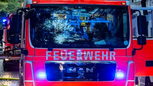 Die Front eines Feuerwehr Einsatzfahrzeuges (Symbolbild) (Foto: picture alliance/dpa | Paul Zinken)