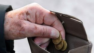 Eine Frau holt ein paar Cent-Münzen aus ihrem Portemonnaie (Foto: picture alliance/dpa | Stephanie Pilick)