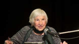 Archivfoto: Esther Bejarano liest aus ihrem Buch (Foto: picture alliance/dpa | Timm Schamberger)