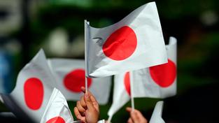 Japanische Nationalflaggen auf kleinen Fähnchen (Foto: picture alliance/dpa/AP | Eugene Hoshiko)