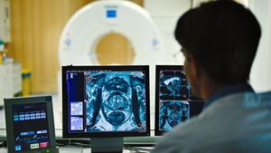 Ein Mitarbeiter untersucht medizinische Aufnahmen eines Krebspatienten (Foto: picture alliance/dpa | Uwe Anspach)