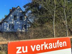 Ein Schild mit der Aufschrift «zu verkaufen» steht auf einem Grundstück mit einem Einfamilienhaus. (Foto: picture alliance/dpa/dpa-Zentralbild | Patrick Pleul)
