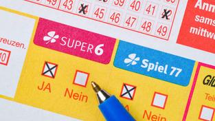 Lottoschein mit Super6 und Spiel 77 (Foto: picture alliance / Bildagentur-online/Schöning)