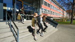 Schülerinnen verlassen ein Schulgebäude (Foto: picture alliance/dpa | Felix Kästle)