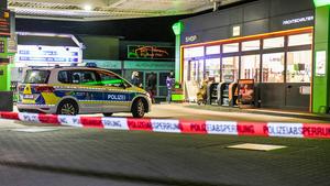 Ein Polizeiwagen steht hinter Absperrband vor einer Tankstelle (Foto: picture alliance/dpa/dpa-Zentralbild | Julian Stähle)