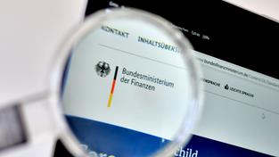 Auf einem PC ist das Logo mit einer Lupe mit Aufschrift Bundesministerium der Finanzen zu sehen (Foto: picture alliance / Eibner-Pressefoto / Daniel Lakomski)