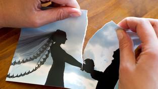 Symbolbild: Scheidung – Eine Frau zereisst ein Hochzeitsfoto (Foto: picture alliance/dpa/dpa-Zentralbild)