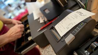 Moderne elektronische Kasse im Einzelhandel (Foto: picture alliance/dpa/Daniel Karmann)