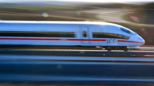 Ein ICE-Sprinter bei voller Fahrt (Foto: picture alliance/dpa/dpa-Zentralbild | Martin Schutt)