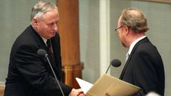 Lafontaine schüttelt am 27.10.1998 die Hand von Wolfgang Thierse bei seiner Vereidigung zum Bundesfinanzminister. (Foto: dpa - Fotoreport)