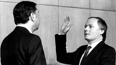 Lafontaine wird am 9. April 1985 von Albrecht Herold zum Ministerpräsidenten des Saarlandes vereidigt. (Foto: dpa - Fotoreport)