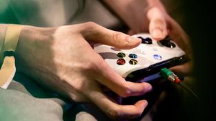 Die Hände eines Spielers sind an einem Xbox Controller zu sehen. (Foto: picture alliance/dpa | Christoph Soeder)