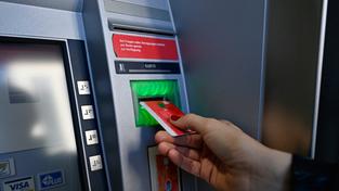 Frau führt ec-Karte am Geldautomat einer Sparkasse ein (Foto: picture alliance / Eibner-Pressefoto | Weber)