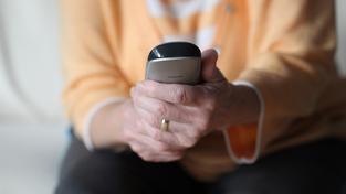 Eine ältere Frau hält ein Telefon in der Hand. (Foto: picture alliance / Eibner-Pressefoto | Fleig)