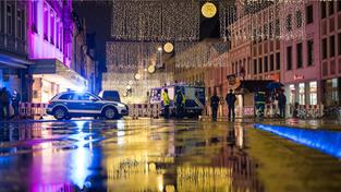 Kräfte der Polizei und des THW sperren den Zugang zur Fußgängerzone in Trier ab.  (Foto: picture alliance/dpa | Oliver Dietze)