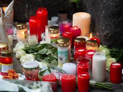 Kerzen und Blumen als Symbol für Trauer und Gedenken (Foto: picture alliance/dpa | Harald Tittel)