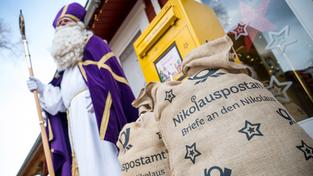 Der Nikolaus steht vor großen Säcken voller Briefe (Foto: picture alliance/dpa | Oliver Dietze)