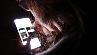 Eine junge Frau bedient ihr Smartphone (Foto: picture alliance/dpa | Weronika Peneshko)