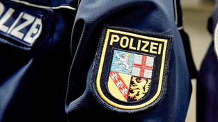 Abzeichen auf einer saarländischen Polizeiuniform (Foto: picture alliance/dpa/AFP | Jean-Christophe Verhaegen)