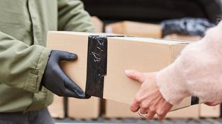Paketbote übergibt das Paket. (Foto: picture alliance / Zoonar | Robert Kneschke)