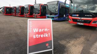 Linienbusse stehen auf dem Betriebshof von DB-Regio.  (Foto: picture alliance/dpa | Thomas Frey)