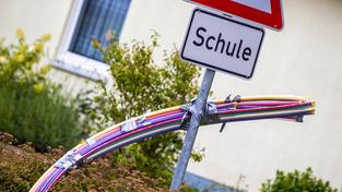 Eine Baustelle für den Breitband-Internetausbau an einer Schule (Foto: picture alliance/dpa/dpa-Zentralbild | Jens Büttner)