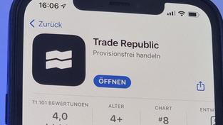 Die App von Trade Republic im App Store von Apple auf einem iPhone (Foto: picture alliance/dpa | Christoph Dernbach)