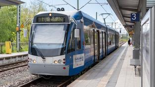 Symbolbild: Ein Zug der Saarbahn  (Foto: picture alliance / BeckerBredel)