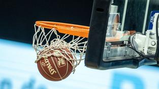 Basketball in einem Korb (Foto: picture alliance/dpa | Andreas Gora)