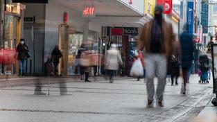 Menschen in der Bahnhofsstraße von Saarbrücken (Foto: picture alliance/dpa | Oliver Dietze)