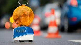 Die Polizei sperrt die Fahrbahn und sichert die Unfallstelle mit Polizei-Baken. (Foto: picture alliance / Geisler-Fotopress | Christoph Hardt)