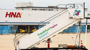 Eine Fahrgasttreppe steht auf dem Rollfeld vor dem Terminal des Flughafens Hahn in Frankfurt (Foto: picture alliance/dpa | Thomas Frey)