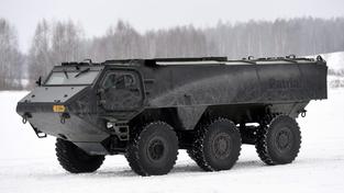 Archivaufnahme eines Patria 6x6 Transportpanzers - vorgestellt in Finnland (Foto: picture alliance/dpa/Lehtikuva | Heikki Saukkomaa)