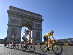 Fahrer der Tour de France vor dem Pariser Triumphbogen (Foto: picture alliance/dpa/BELGA | David Stockman)