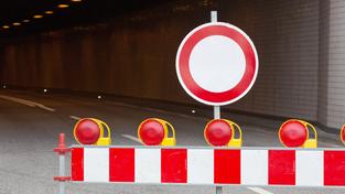 Gesperrte Einfahrt eines Tunnels (Foto: picture alliance/dpa | Bodo Marks)
