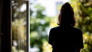 Frau am Fenster (Foto: dpa/Fabian Sommer)