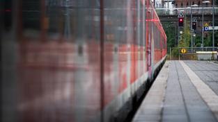 Ein leerer Bahnsteig mit einer S-Bahn (Foto: picture alliance/dpa | Julian Stratenschulte)