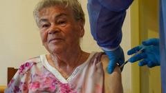 Eine ältere Frau wird gegen das Coronavirus geimpft. (Foto: picture alliance/dpa/dpa-Zentralbild | Peter Endig)